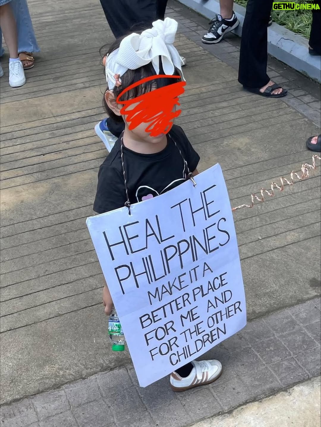 Rhen Escano - 34.4K Likes - To those greedy politicians stealing from the people, you are stealing not just money, but the innocence and future of our children. There’s a special place for that kind of cruelty. Ang araw ng paniningil ay darating. Walang puwang sa Pilipinas ang mga magnanakaw na nagtatago sa likod ng kapangyarihan. 

Ang pera ng bayan ay para sa edukasyon, kalusugan, at kinabukasan ng bawat Pilipino hindi para sa bulsa ng mga gahaman. It’s time to fight for a better Philippines. Corruption is stealing our future and we will never stop demanding justice. 🇵🇭 

Maraming salamat sa lahat ng mga naki-martsa sa lansangan. Mabuhay po kayo! 

(credits po sa mga may ari ng mga litratong ito ng mga nakilahok ngayon sa rally)