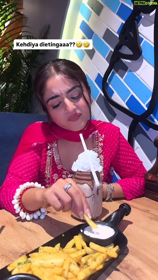 Rhythempreet Kaur - 7.2K Likes - share kro ohnu jehda dieting te aa keh keh k asabh khaa janda @iamrhythem