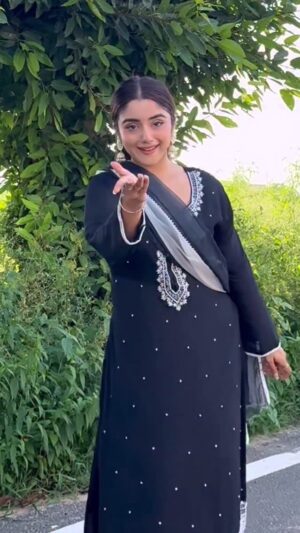 Rhythempreet Kaur Instagram - Kaala suit Paake Agg paniya ch laauni @iamrhythem
Sirrraaa Gana : @saviikahlon
.
.
.
.