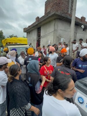 Rhythempreet Kaur Instagram - Satguru G ne Sewa de kabil bnaya Sanu te Aj Punjab Nal Punjab Khdda hai 💪… Sade Punjab te museebataa aundiya Jaandiya Rhndiya …
ehde nal v rall milke Ladd Lawange … Bsss Negativity Naa failaao🙏🏻🙏🏻Te Sabh da Saath dewo….
Special thanks : @theglobalsikhs
.
.
.
.
#floodrelief #waheguru #punjab #wahegurumeharkare #derababananak #relieffund #floods #flooddamage