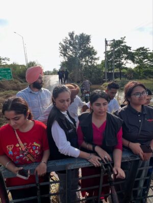 Rhythempreet Kaur Instagram - Satguru G ne Sewa de kabil bnaya Sanu te Aj Punjab Nal Punjab Khdda hai 💪… Sade Punjab te museebataa aundiya Jaandiya Rhndiya …
ehde nal v rall milke Ladd Lawange … Bsss Negativity Naa failaao🙏🏻🙏🏻Te Sabh da Saath dewo….
Special thanks : @theglobalsikhs
.
.
.
.
#floodrelief #waheguru #punjab #wahegurumeharkare #derababananak #relieffund #floods #flooddamage
