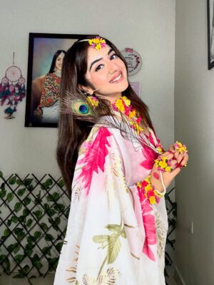 Rhythempreet Kaur Instagram - (राधे राधे) 🪈🦚✨जन्माष्टमी की आप सभी को ढेर सारी हार्दिक शुभकामनाएँ @iamrhythem ❤️
Makeup by : @iamrhythem
.
.
.
#janamashtami #krishna #radhekrishnavrindavan #radhekrishnaworld #radheradhe #krishan #kanhaiya #jaishreekrishna