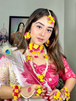Rhythempreet Kaur Instagram - (राधे राधे) 🪈🦚✨जन्माष्टमी की आप सभी को ढेर सारी हार्दिक शुभकामनाएँ @iamrhythem ❤️
Makeup by : @iamrhythem
.
.
.
#janamashtami #krishna #radhekrishnavrindavan #radhekrishnaworld #radheradhe #krishan #kanhaiya #jaishreekrishna