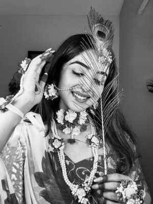 Rhythempreet Kaur Instagram - (राधे राधे) 🪈🦚✨जन्माष्टमी की आप सभी को ढेर सारी हार्दिक शुभकामनाएँ @iamrhythem ❤️
Makeup by : @iamrhythem
.
.
.
#janamashtami #krishna #radhekrishnavrindavan #radhekrishnaworld #radheradhe #krishan #kanhaiya #jaishreekrishna