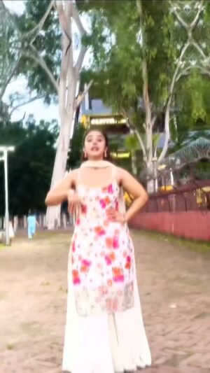Rhythempreet Kaur Instagram - Confidence chahiye tha thoda sa Socha Karan aujle ke gaane parr video bnadu 🤣 @iamrhythem @karanaujla
Suit from: @zeyaandzari