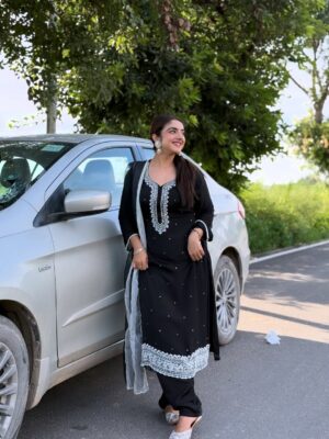 Rhythempreet Kaur Instagram - Kala Suit ♠️ @iamrhythem
Suit from : @zeyaandzari