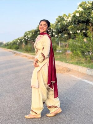 Rhythempreet Kaur Instagram - Just simple Photos I wanted 🥰❤️ @iamrhythem
Suit from : @mahirboutique_