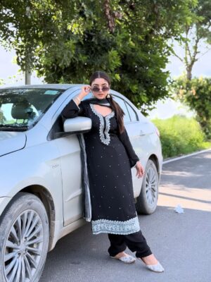 Rhythempreet Kaur Instagram - Kala Suit ♠️ @iamrhythem
Suit from : @zeyaandzari