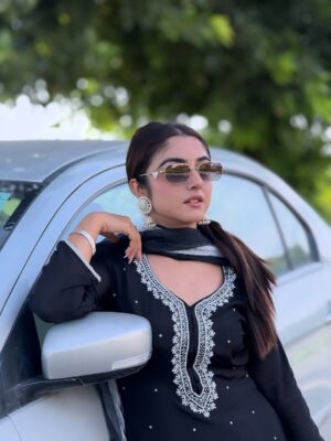 Rhythempreet Kaur Instagram - Kala Suit ♠️ @iamrhythem
Suit from : @zeyaandzari