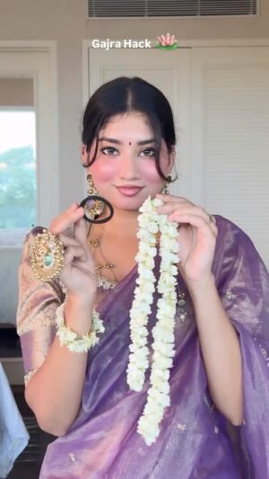 Ria Amin Instagram - Gajra hack using rubberband

Ib - @makeup_by_amulya
