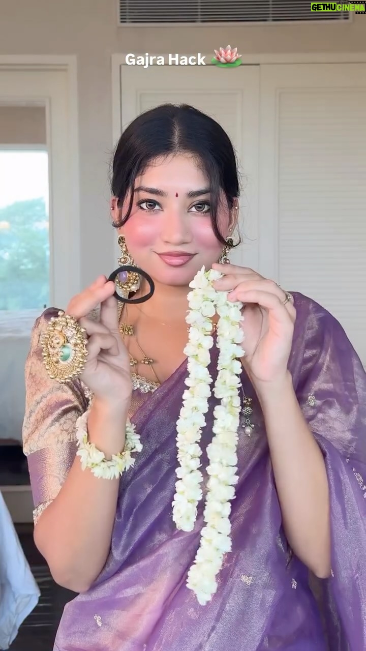 Ria Amin - 314.2K Likes - Gajra hack using rubberband

Ib - @makeup_by_amulya