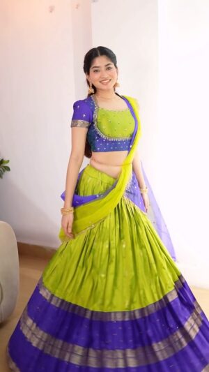 Ria Amin Instagram - Oh, the way South Indian attire makes me feel! 🥹💚
Half Saree from @bullion_knot