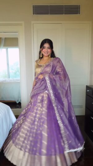 Ria Amin Instagram - Want to feel like a divine goddess? Wear South Indian 🪷

Half saree - @bullion_knot 
Jewellery- @opasa.jewellery
