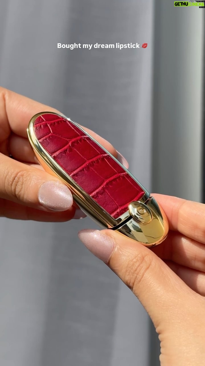 Ria Amin - 592.2K Likes - This lipstick was on my bucket list for so longggg

Guerlain Rouge G Satin Lipstick (shade - 06) & Guerlain Le Croco Rouge G The Double Mirror Jewel Case 

(Both you have to buy separately) 

These are also available on Nykaa