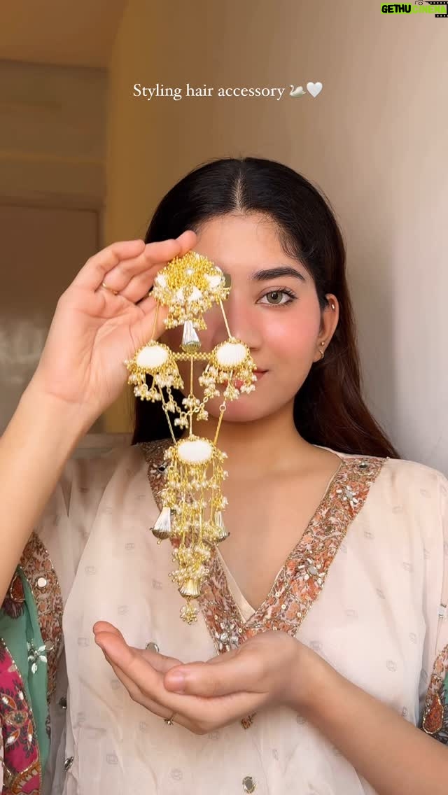 Ria Amin - 109.3K Likes - most stunning braid I’ve ever created 🤍🦢🐚

Hair accessory from @vaidaan.official