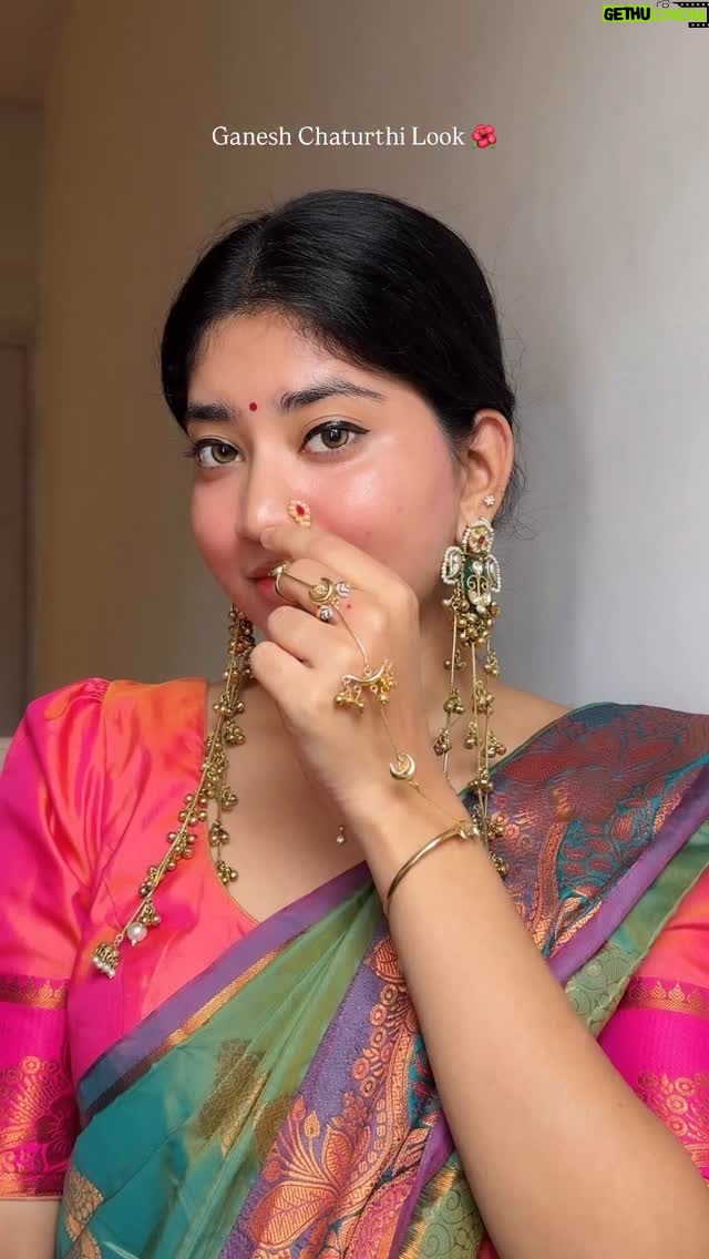 Ria Amin - 116.3K Likes - #TyoharSangRia 5/20 Hairstyle using Maharashtrian Nath 

Tinted sunscreen & lip balm @dotandkey.skincare 
Earrings & hand chain @ehsaasjewellery