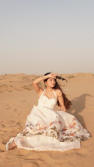 Ria Amin Instagram - When desert meets Princess of Eldora 😉🧚🏜️
Dress from @leaclothingco