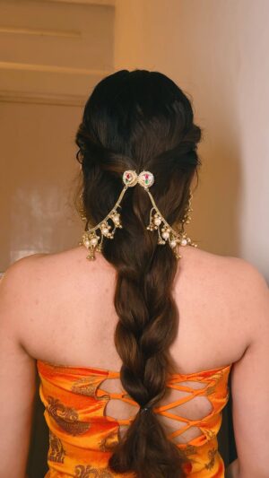 Ria Amin Instagram - hairstyle with an ear chain hits different

Earrings - @ehsaasjewellery