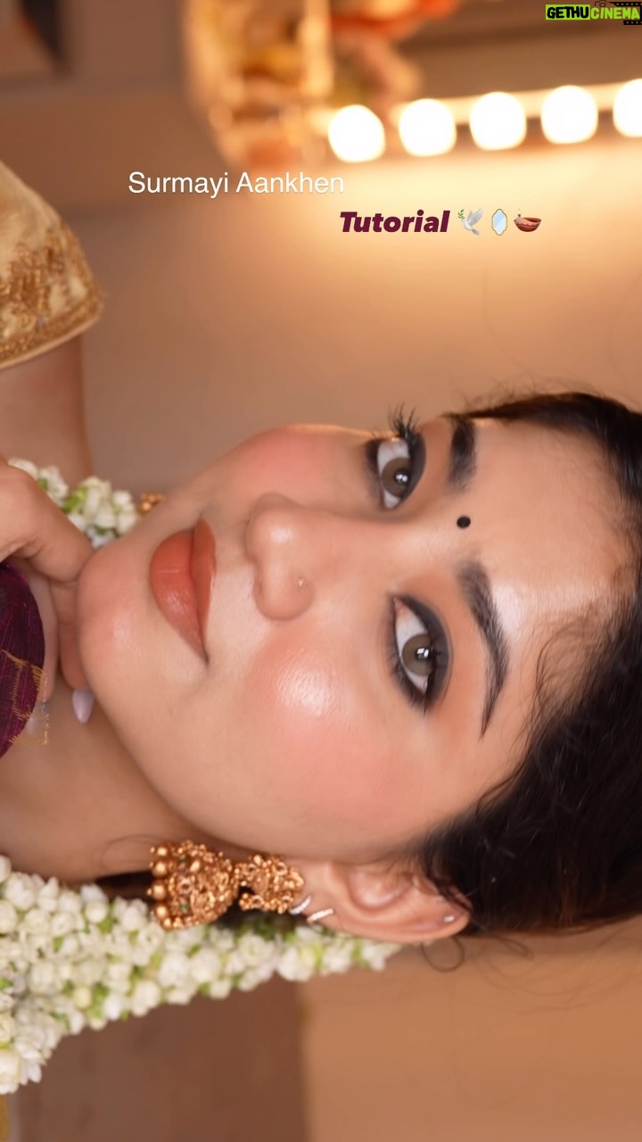 Ria Amin - 182.1K Likes - Kohl eyes tutorial 

Products used :

@lotus_herbals Kajal 
@simplynam.beauty eyeshadow palette