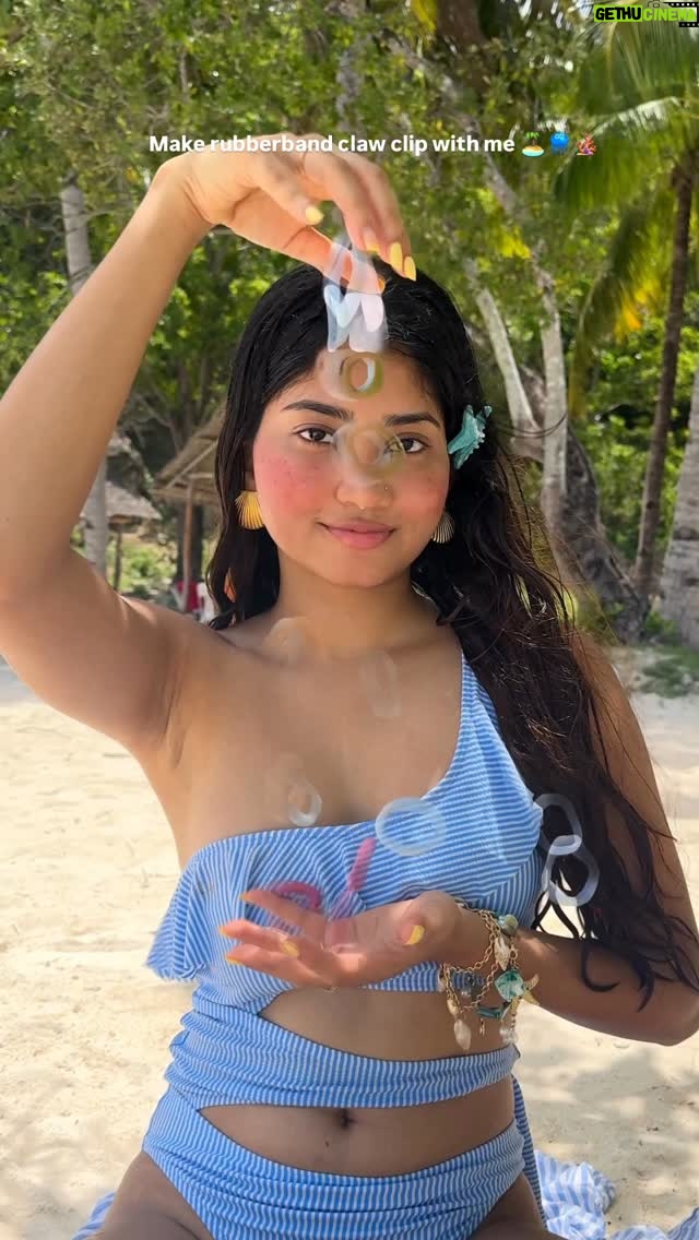 Ria Amin - 783.3K Likes - Flower claw clip using rubber band 🌼