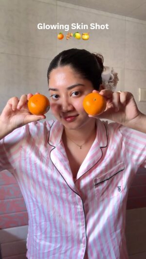 Ria Amin Instagram - Ginger   Turmeric shot 

Benefits 🍊
Boost your immunity 
Supports digestion 
Detox your body 
Promotes glowing, healthy skin 

Ingredients 🍯
Orange 
Lemon 
Ginger
Turmeric 
Black pepper 
Honey