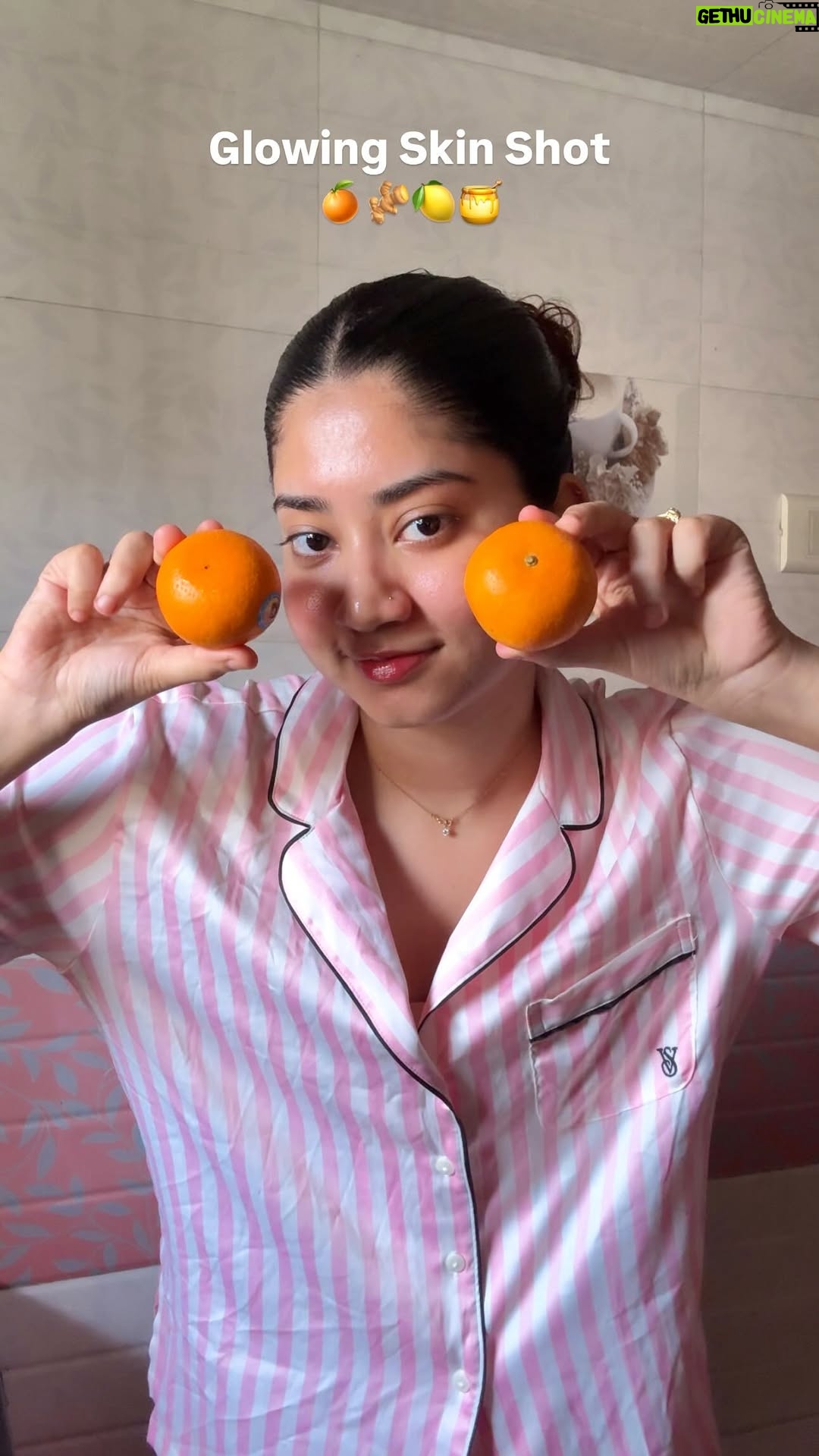 Ria Amin - 198.5K Likes - Ginger   Turmeric shot 

Benefits 🍊
Boost your immunity 
Supports digestion 
Detox your body 
Promotes glowing, healthy skin 

Ingredients 🍯
Orange 
Lemon 
Ginger
Turmeric 
Black pepper 
Honey