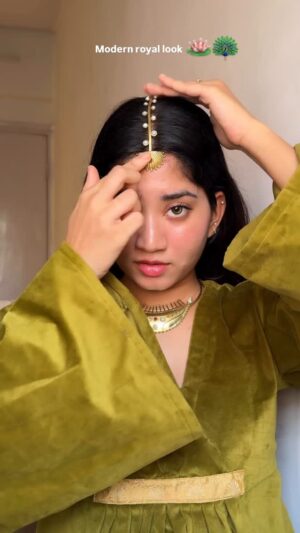 Ria Amin Instagram - Royal core, but make it 2025 🦚

@dotandkey.skincare tinted sunscreen 

All jewellery is from @bynirjari