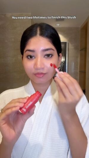 Ria Amin Instagram - With that pigment 😂 I’ll probably pass this blush down to my grand kids 😌

Comment for the link ✨

The shade I used is out of stock, but you can check out the other available shades, I’ve linked one of them for you

Shade name - Red Velvet