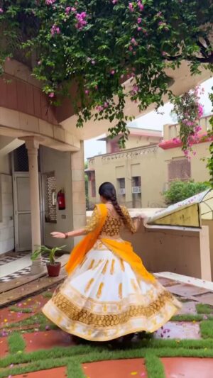 Ria Amin Instagram - Visiting वृन्दावन? Gopi dress is non-negotiable 💛

Wearing @gopidressvrindavanbyrangrezz

#TyoharSangRia 3/30