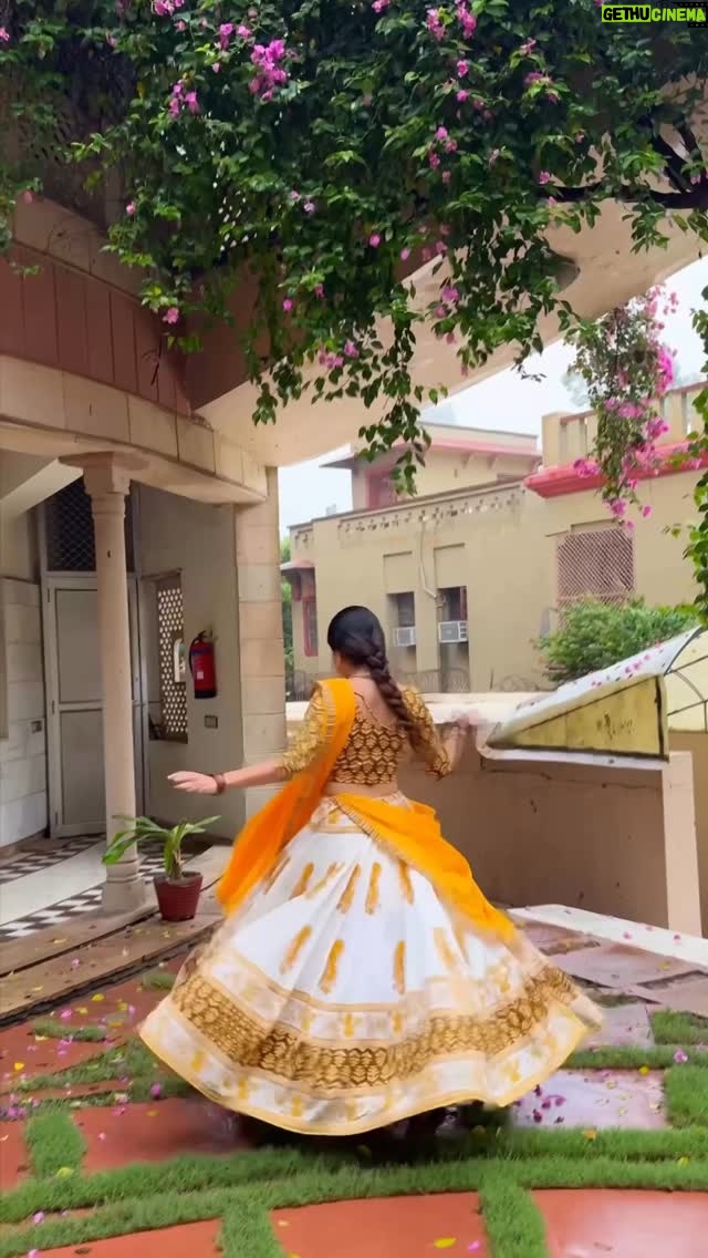 Ria Amin - 140.1K Likes - Visiting वृन्दावन? Gopi dress is non-negotiable 💛

Wearing @gopidressvrindavanbyrangrezz

#TyoharSangRia 3/30