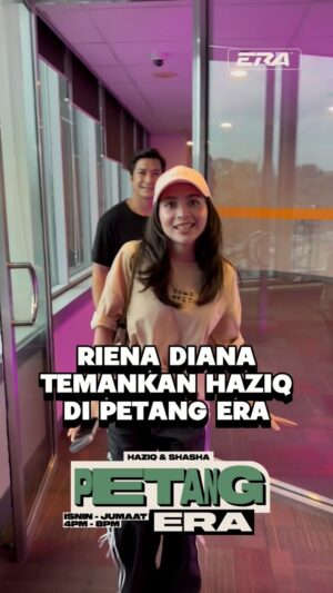 Riena Diana Instagram - Yayyyy, ni lah dia guys tetamu misteri yang kitaorang post sebelum ni. Ada @rienadiana_ lepak dengan @haziq_hussni petang ni. Sweetlah eh @rienadiana_ bawak @keithfoo sekali. Jom strim #PetangERA sekarang! Happy tau Haziq dapat jumpa partner lama dia. 😂 #sharERA #ERARadioNo1PalingLegit #PetangERA