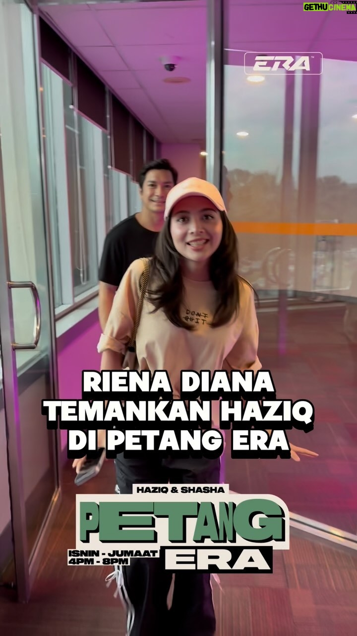 Riena Diana - 8.7K Likes - Yayyyy, ni lah dia guys tetamu misteri yang kitaorang post sebelum ni. Ada @rienadiana_ lepak dengan @haziq_hussni petang ni. Sweetlah eh @rienadiana_ bawak @keithfoo sekali. Jom strim #PetangERA sekarang! Happy tau Haziq dapat jumpa partner lama dia. 😂 #sharERA #ERARadioNo1PalingLegit #PetangERA