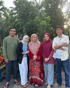 Riena Diana Instagram - Luar je nampak bahagia, hakikatnya? 

Btw had to explain a bit pasal how we all in this drama pakai phone lama, pakai mp3 and so on because timelime drama ni belum 2024 lagi, soon episod ke depan akan masuk 2024 ok? 🙏 Maybe 11 ke atas kot baru nampak maju & pakai iphone 😝 Now masih 2005 kayy? Haha enjoy makan ubat darah tinggi while tengok drama ni! 

#saljurindudibumiauckland 
#TontonOriginalSeries 
#JurainiNathan