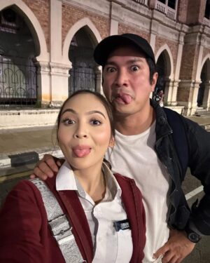 Riena Diana Instagram - Luar je nampak bahagia, hakikatnya? 

Btw had to explain a bit pasal how we all in this drama pakai phone lama, pakai mp3 and so on because timelime drama ni belum 2024 lagi, soon episod ke depan akan masuk 2024 ok? 🙏 Maybe 11 ke atas kot baru nampak maju & pakai iphone 😝 Now masih 2005 kayy? Haha enjoy makan ubat darah tinggi while tengok drama ni! 

#saljurindudibumiauckland 
#TontonOriginalSeries 
#JurainiNathan