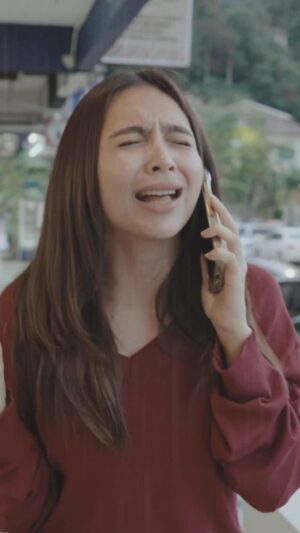 Riena Diana Instagram - Bunyi ‘crunch’ tu memang ada gunanya bila nak pretend merajuk dengan BF kita 😝

@nestleicecream.my
#CrunchDoubleChocolate