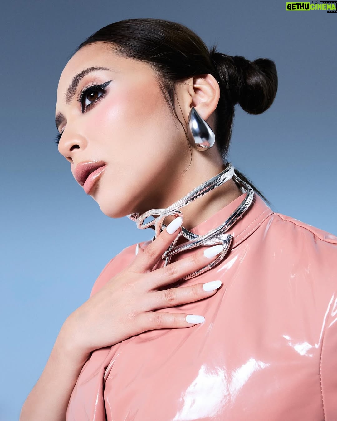 Riena Diana - 6.6K Likes - Jumpa kalian untuk malam ABPBH36 pada 11october di MBSA SHAH ALAM jam 9pm , ✨ 

Masih lagi rasa terkejut, terharu & teruja diberi kepercayaan sebesar ini untuk kendalikan pentas berprestij bersama dengan mami @ladydidiemsia & @haniff_hamzah . Thanks to @tv3malaysia @beritaharian sebab percayakan riena. Cant wait to rock the stage! Doakan riena yang terbaik k, ❤️😭 

Bismillah! Lessgo! 
#Abpbh36 #Conbooyourconfidentbooster