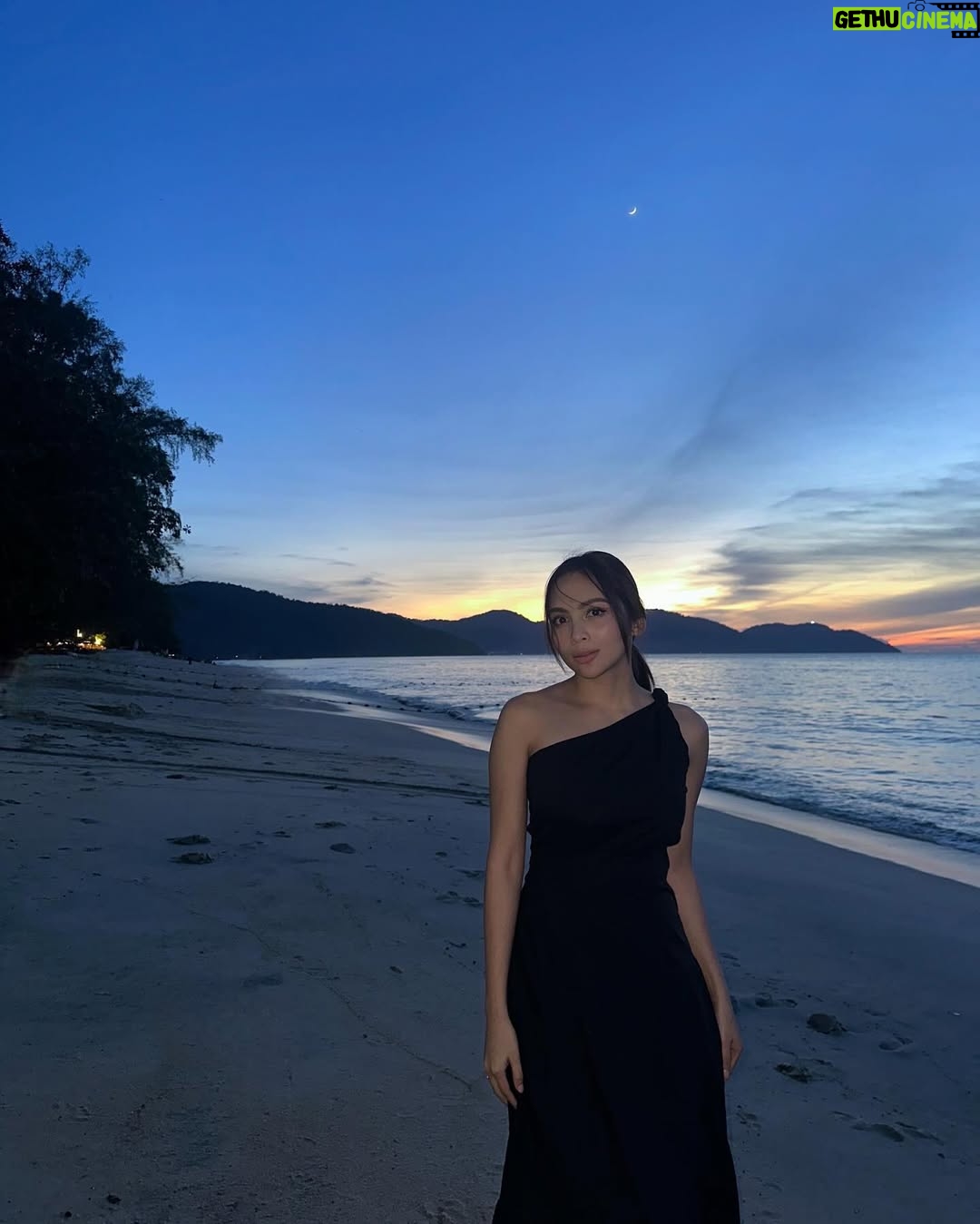 Riena Diana - 30.6K Likes - Tuning in to September vibes 💜