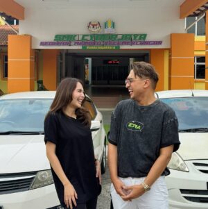 Riena Diana Instagram - Aduh teringat time SPM dulu. Kitorang sikit lagi nak dapat straight A's tau 😝
Thank you SMK Cyberjaya for having us. Kita bagi pen @era.je dekat calon SPM 2024. Semoga pen tu dapat bantu korang dapat straight A's la come on!
