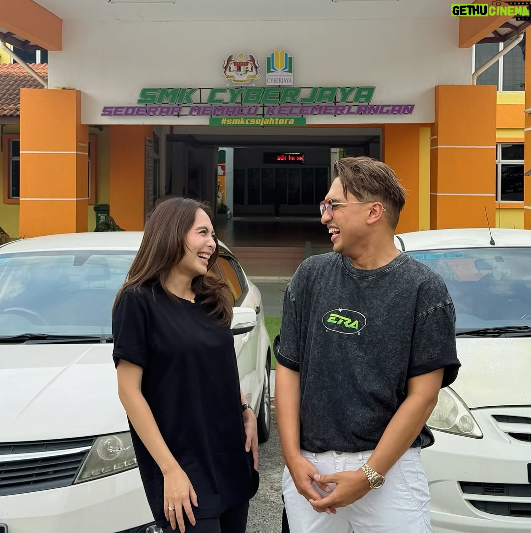 Riena Diana - 11.7K Likes - Aduh teringat time SPM dulu. Kitorang sikit lagi nak dapat straight A's tau 😝
Thank you SMK Cyberjaya for having us. Kita bagi pen @era.je dekat calon SPM 2024. Semoga pen tu dapat bantu korang dapat straight A's la come on!