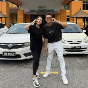Riena Diana Instagram - Aduh teringat time SPM dulu. Kitorang sikit lagi nak dapat straight A's tau 😝
Thank you SMK Cyberjaya for having us. Kita bagi pen @era.je dekat calon SPM 2024. Semoga pen tu dapat bantu korang dapat straight A's la come on!