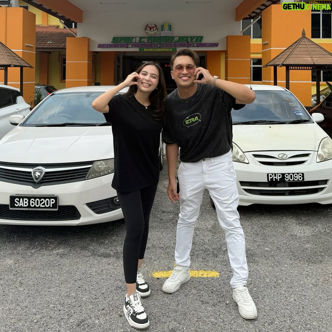 Riena Diana - 11.7K Likes - Aduh teringat time SPM dulu. Kitorang sikit lagi nak dapat straight A's tau 😝
Thank you SMK Cyberjaya for having us. Kita bagi pen @era.je dekat calon SPM 2024. Semoga pen tu dapat bantu korang dapat straight A's la come on!
