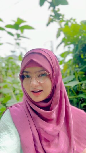 Rifat Anjum Ansari Instagram - Mat bhul ae insaan tu chand dino ka ……..
#rifat #viral #reel #explorepage #khaak #poetry #1million #1 #viralvideo #motivation