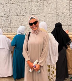 Riham Haggag Instagram - سافرت بلاد مختلفة و رحت و جيت و عملت عمرات كتير الحمد لله…بس أحلي و أنقي و و أجمل و أعظم من الحج مافيش،رحلة بتغذي الروح و تغسل القلب و تهذب النفس،ربنا يكتبها لكل حد نفسه يروح و يكتبهالي تاني و تالت و عاشر يا رب 🤲