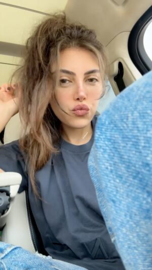 Riham Haggag Instagram - 😌 لما ابقي في العربية من غير العيال 😌