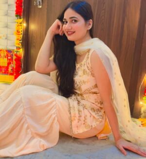 Riiya Sharma Instagram - Channeling my inner 90s kid. #diwali2024✨❤️