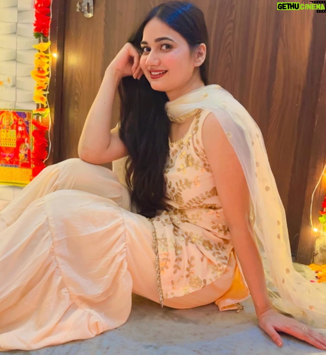 Riiya Sharma - 26.3K Likes - Channeling my inner 90s kid. #diwali2024✨❤️