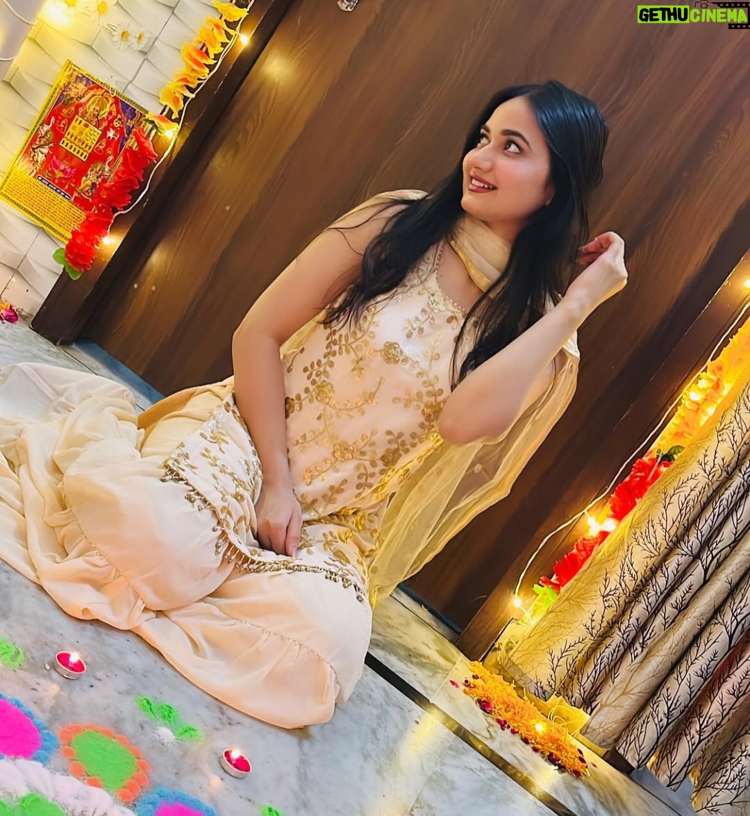 Riiya Sharma - 26.3K Likes - Channeling my inner 90s kid. #diwali2024✨❤️