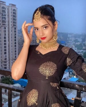 Riiya Sharma Instagram - “It’s Ok to Be a Little Obsessed While Choosing jewellery.”🌹
Thankyou @satnam_jellwers
Makeup @ladddy_million
