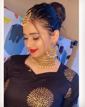 Riiya Sharma Instagram - “It’s Ok to Be a Little Obsessed While Choosing jewellery.”🌹
Thankyou @satnam_jellwers
Makeup @ladddy_million
