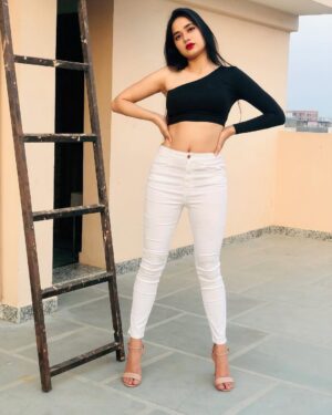 Riiya Sharma Instagram - 🖤🤍